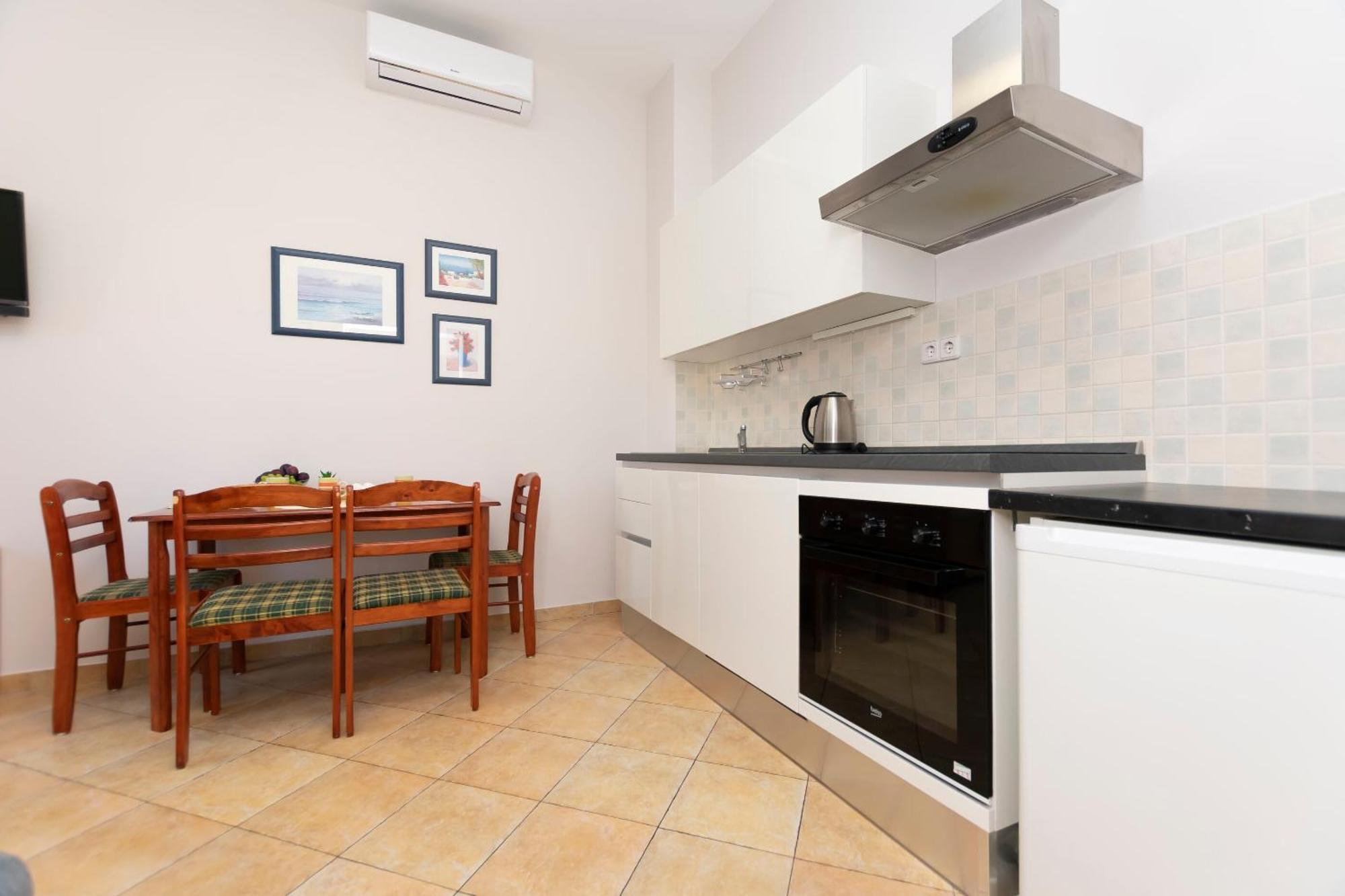 Apartment Ljiljana *